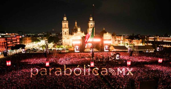 Conquista Andrea Bocelli el Z&oacute;calo capitalino ante m&aacute;s de 130 mil asistentes