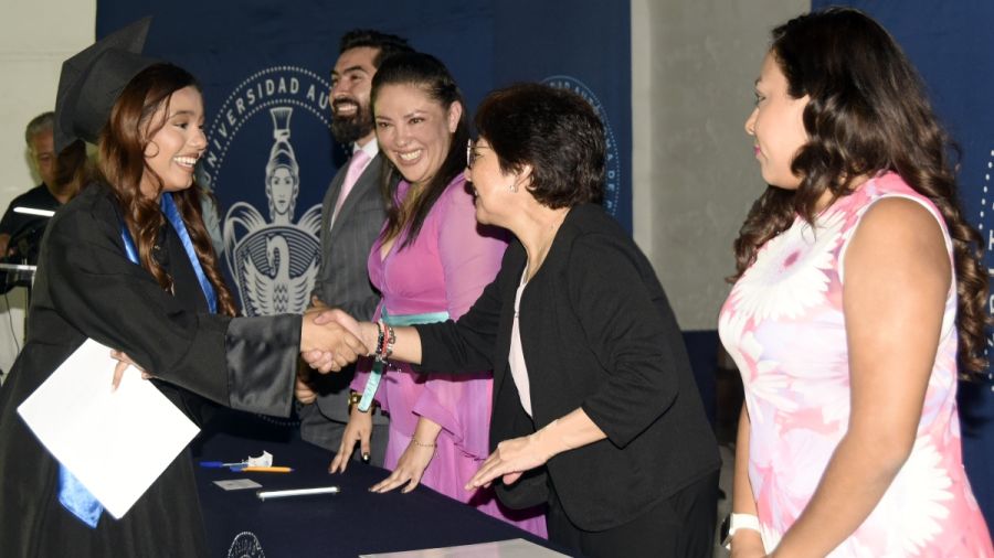 Preside rectora BUAP graduaci&oacute;n en preparatoria de Iz&uacute;car