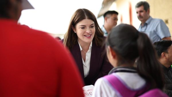 Acerca Bety S&aacute;nchez programa escolar a Camotepec, Zacatl&aacute;n