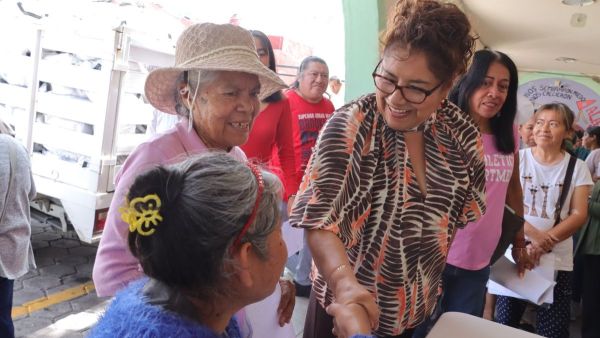 Entrega Tere Alfaro apoyos alimentarios en Almecatla