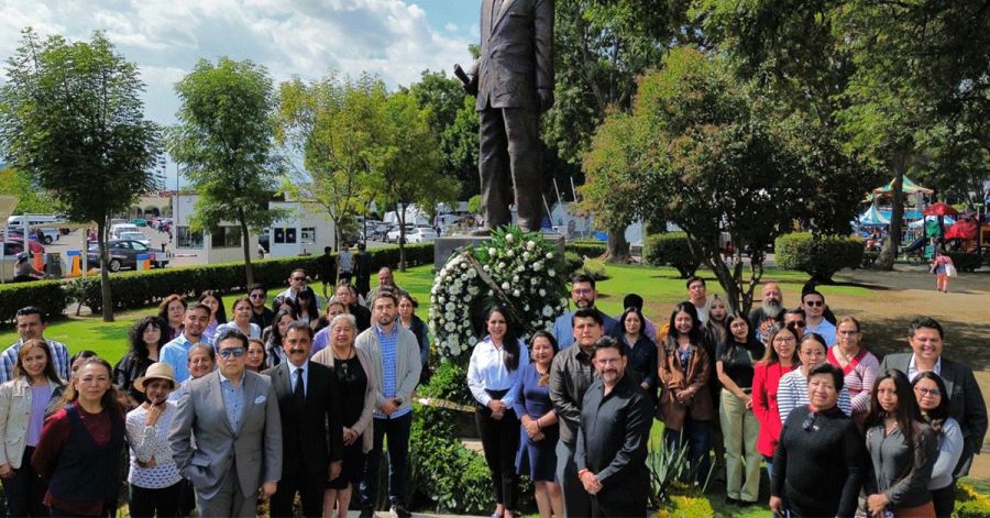Coloca Tonantzin Fern&aacute;ndez corona floral en honor a Alfredo Toxqui Fern&aacute;ndez