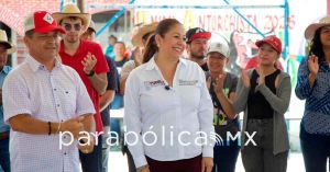 Entrega  Laura Artemisa tinacos del programa de Obra Comunitaria