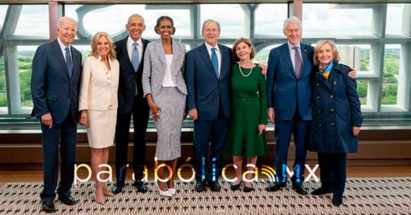 Lanza Obama cr&iacute;tica velada a Trump; apela a un Estados Unidos &ldquo;sin reyes&rdquo;