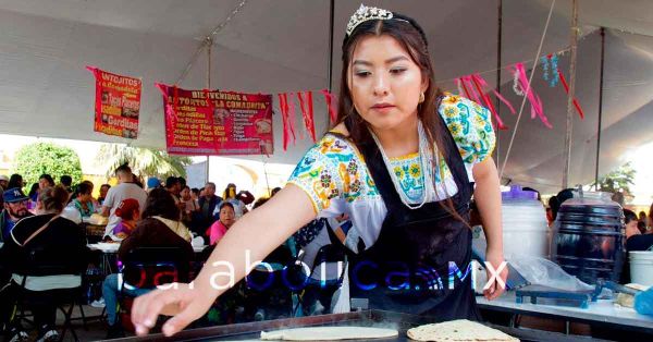 Participa Laura Artemisa en La Feria de la Gordita: Fortalece la identidad