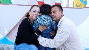 Restituye FGE a hijo de Karla Valeria con sus abuelos