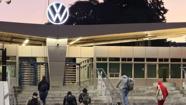 Suenan tambores de huelga en VW; rechazan alza salarial