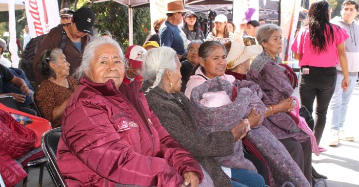 Entregan en San Pedro Cholula chamarras y cobijas