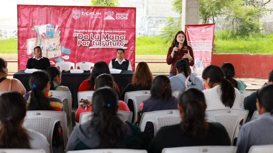 Brinda Bety S&aacute;nchez apoyos educativos a estudiantes de Jilotzingo