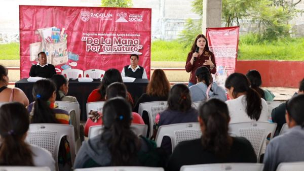 Brinda Bety S&aacute;nchez apoyos educativos a estudiantes de Jilotzingo