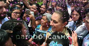 Entrega Sheinbaum tarjetas de la Pensi&oacute;n Mujeres Bienestar en Quiroga, Michoac&aacute;n