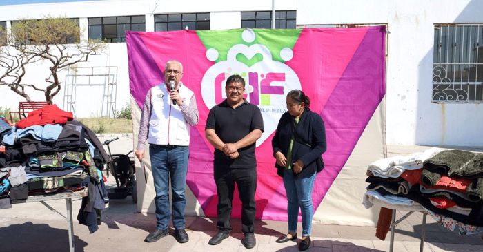 Entrega SMDIF apoyos de la campa&ntilde;a &ldquo;Puebla te abriga, dona una chamarra&rdquo; en Guadalupe Tecola