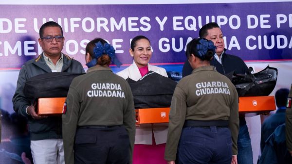 Alcaldesa entrega uniformes a la Guardia Ciudadana de San Andr&eacute;s