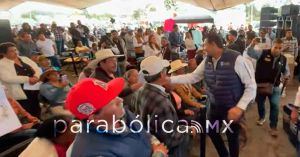 Entrega Armenta apoyos en Chalchicomula de Sesma