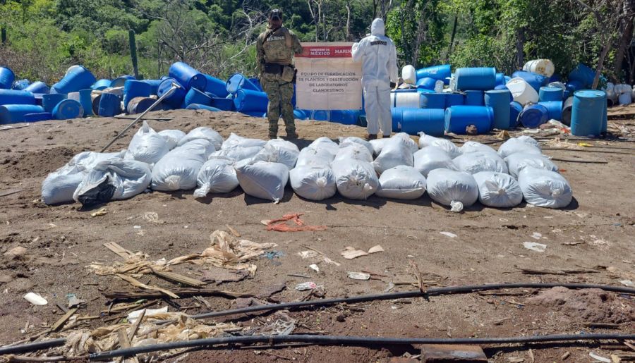 Aseguran Fuerzas federales 16.8 toneladas de aparente metanfetamina en Sinaloa