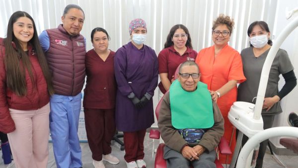Entrega titular del DIF Cuautlancingo pr&oacute;tesis sin costo a ciudadano