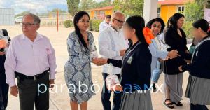 Asiste Celia Bonaga a la entrega de productos de gesti&oacute;n menstrual en Palmar de Bravo