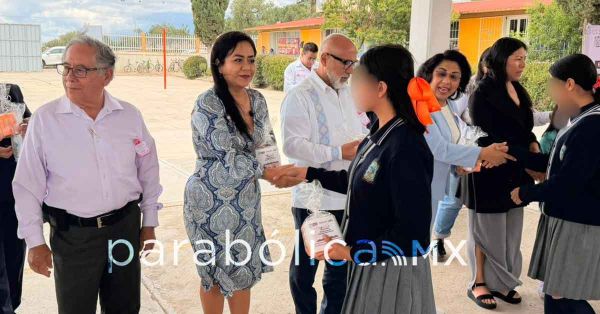 Asiste Celia Bonaga a la entrega de productos de gesti&oacute;n menstrual en Palmar de Bravo