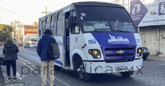 Reportan pocas unidades de transporte p&uacute;blico en Puebla; poblanos buscan alternativas