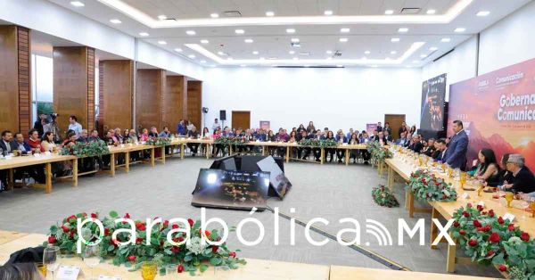 Medios de comunicaci&oacute;n, actores clave para transformar a Puebla: Armenta