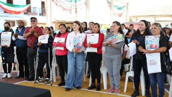 Lleva Bety S&aacute;nchez apoyo escolar a juntas auxiliares de Zacatl&aacute;n