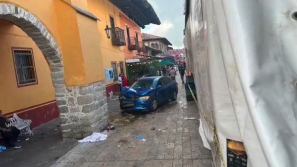 Atropella auto a personas en centro de Zacatl&aacute;n; hay 11 heridos