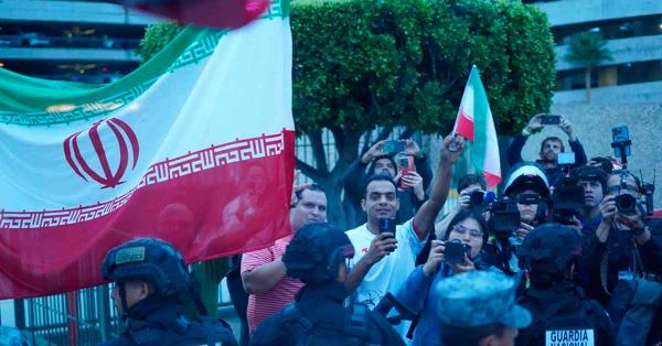 Reciben mexicanos a la Selecci&oacute;n Ir&aacute;n en Tijuana; denuncian discriminaci&oacute;n de Estados Unidos