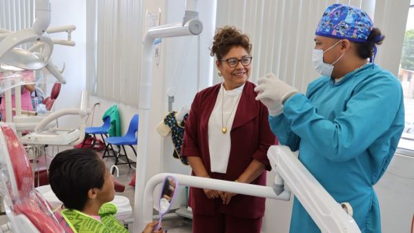 Entrega DIF Cuautlancingo pr&oacute;tesis dental gratuita a adulta mayor