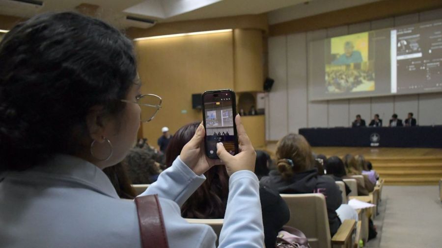 Polit&oacute;logo Robert Keohane dicta conferencia en la BUAP