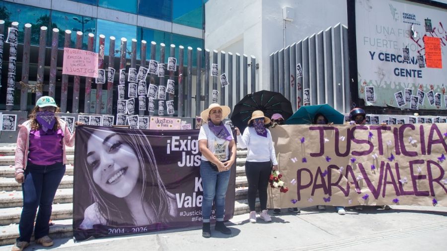 Exigen justicia familiares de Karla Valeria, frente a la Fiscal&iacute;a