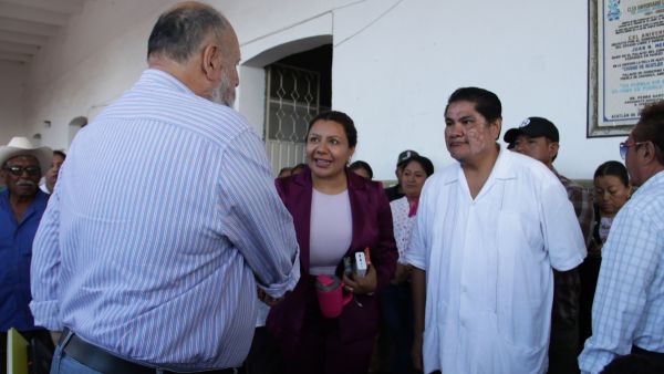 Sigue conflicto en Acatl&aacute;n; cumple un mes plant&oacute;n en Palacio