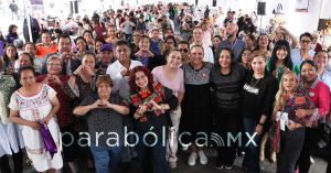 Participan 250 emprendedoras, artesanas y productoras en el Mercadita Violeta: Mujeres
