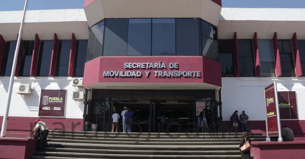 Protestan transportistas frente a la Secretar&iacute;a de Movilidad y Transporte