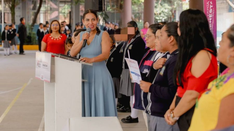 Entrega Lupita Cuautle apoyos a escuelas de San Andr&eacute;s Cholula