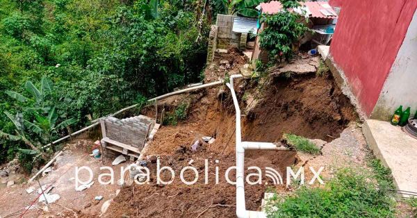 Rescatan a una persona&nbsp;tras deslizamiento de ladera en Xicotepec