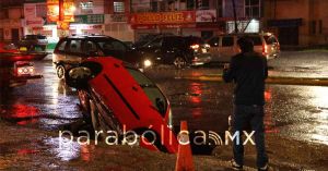 Se abre socav&oacute;n en la Mar&iacute;a; auto cae mientras circulaba por la zona