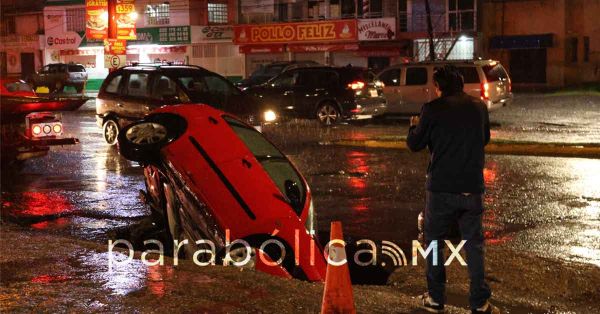 Se abre socav&oacute;n en la Mar&iacute;a; auto cae mientras circulaba por la zona