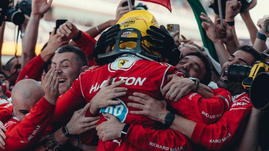 Hamilton vuelve a la cima; logra su primer triunfo vestido de rojo