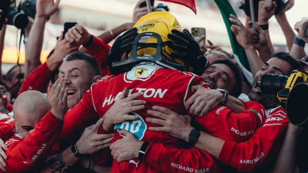 Hamilton vuelve a la cima; logra su primer triunfo vestido de rojo