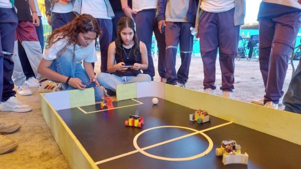 Estudiantes de An&aacute;huac Puebla se preparan para el Mundial Futboltron