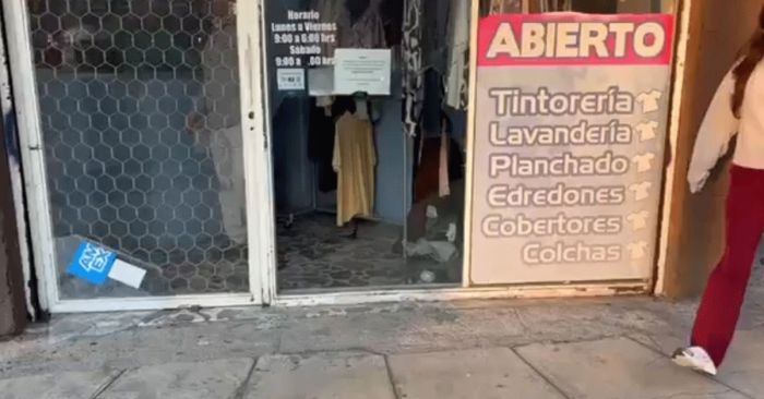 Dan cristalazo a tintorer&iacute;a en la 5 Poniente de Puebla