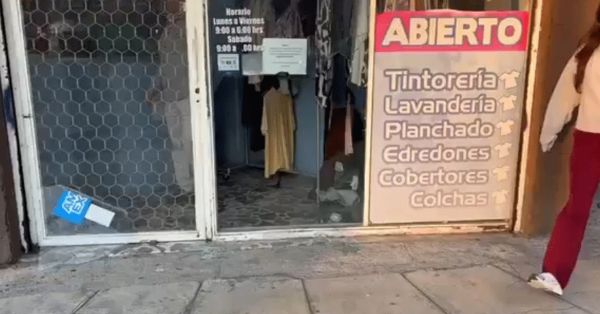 Dan cristalazo a tintorer&iacute;a en la 5 Poniente de Puebla