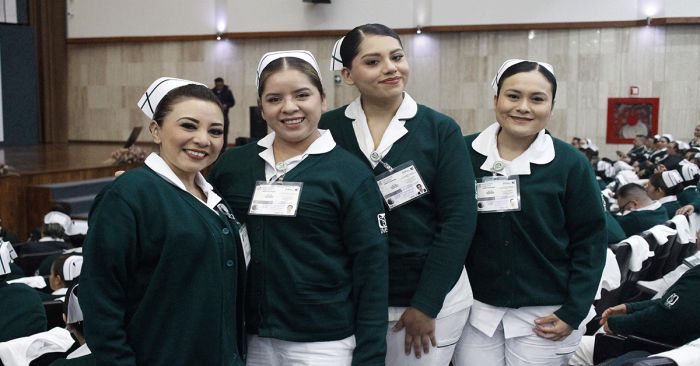Se grad&uacute;an mil 555 especialsitas de 11 cursos post&eacute;cnicos en el IMSS