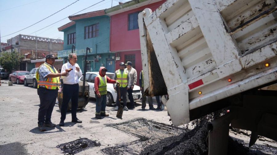 Supervisa Pepe Chedraui bacheo en la colonia Popular Coatepec
