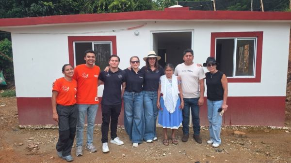 Entrega An&aacute;huac Puebla hogares para 9 familias poblanas