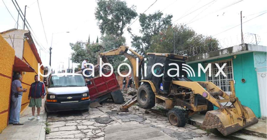 Causa cami&oacute;n con escombro socav&oacute;n en la Romero Vargas