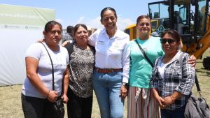 Entrega Ariadna Ayala maquinaria a comunidades de Atlixco