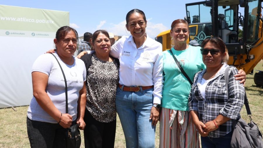 Entrega Ariadna Ayala maquinaria a comunidades de Atlixco