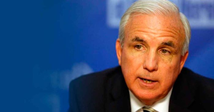 Pone Roberto Velasco un estate quieto al congresista trumpista Carlos Gimenez