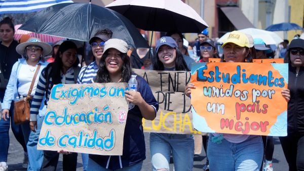 Marchan, de nuevo, estudiantes de la FNERR en la capital