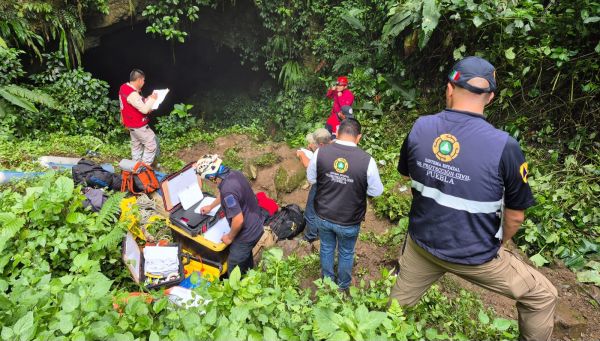 Confirma SSP un muerto de la familia atrapada en gruta de Cuetzalan